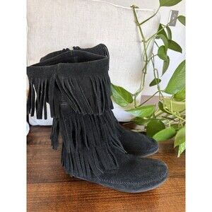 Minnetonka Black Suede Calf 3 Row Fringe Moccasin Boots Boho Western Festival 8